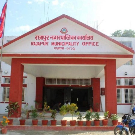 राजापुरमा सडक स्तरोन्नतिका लागि नापजाँच गरिँदै